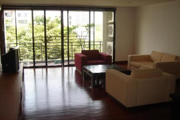 Modern and Brand New unit. Hip Style. 2 Minutes walk to BTS Ploenchit-2