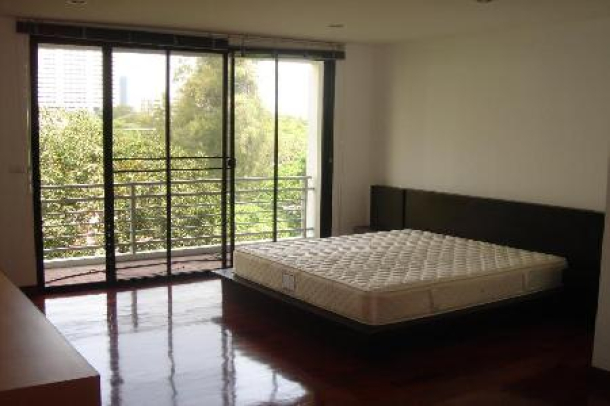 Modern and Brand New unit. Hip Style. 2 Minutes walk to BTS Ploenchit-3