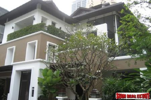 House 4 bedrooms, 5 bathrooms, secured compound, closed to Asoke intersection, BTS and subway!-1