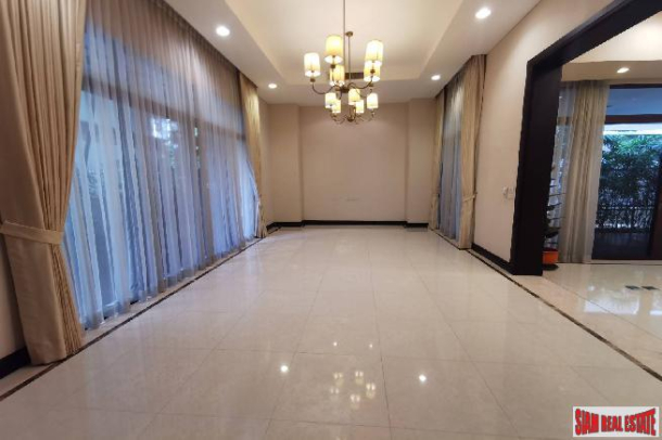 House 4 bedrooms, 5 bathrooms, secured compound, closed to Asoke intersection, BTS and subway!-11