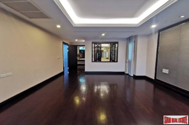 House 4 bedrooms, 5 bathrooms, secured compound, closed to Asoke intersection, BTS and subway!-16