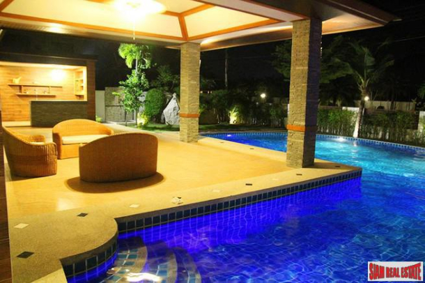 New, Luxury 3-Bedroom Pool Villa in Huay Yai-15