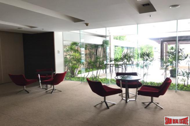 One Bedroom Condo in Excellent Location Near BTS and Shopping on Sukhumvit 24-25