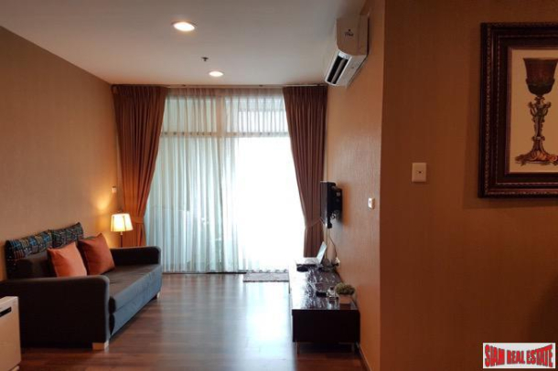Chewathai Ratchaprarop | Sunny Two Bedroom Condo with City Views in Victory Monument, Bangkok-17