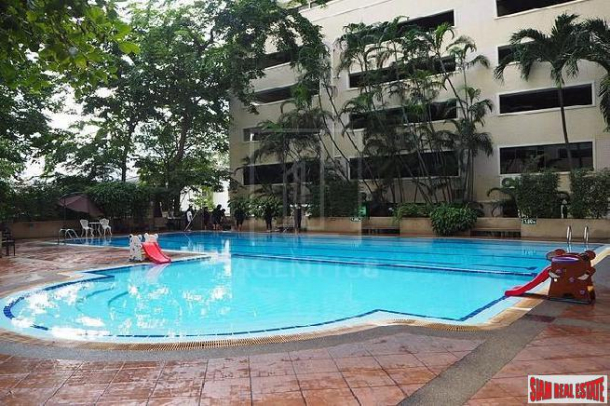 Saranjai Mansion | Large One Bedroom with Balcony and Pool View for Rent on Sukhumvit 6-1