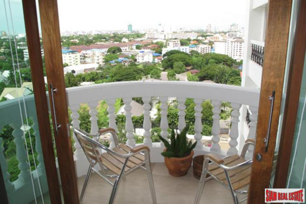 Royal Castle Pattanakarn Condominium | Large 3 Bed Condo for Sale on the 12th Floor with 270 Degree Views-1