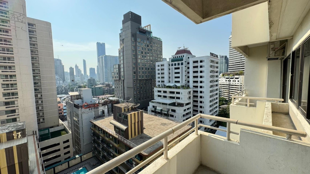 Saranjai Mansion | Large One Bedroom with Balcony and Pool View for Rent on Sukhumvit 6-20