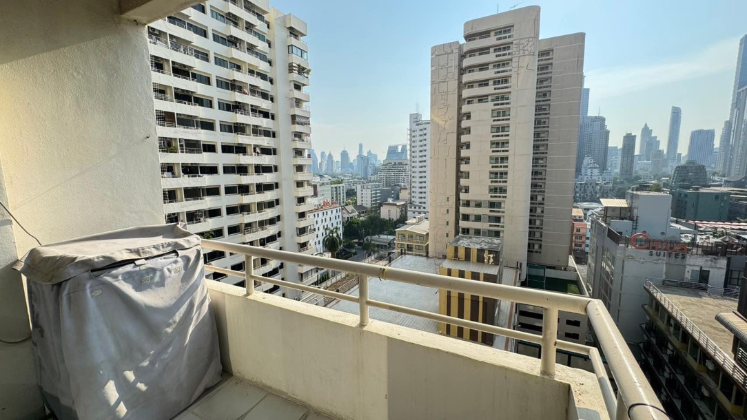Saranjai Mansion | Large One Bedroom with Balcony and Pool View for Rent on Sukhumvit 6-19