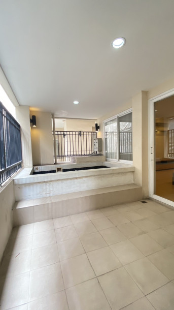 Viscaya Private Residence | Bright and Modern Three Bedroom Condo in Phrom Phong-17